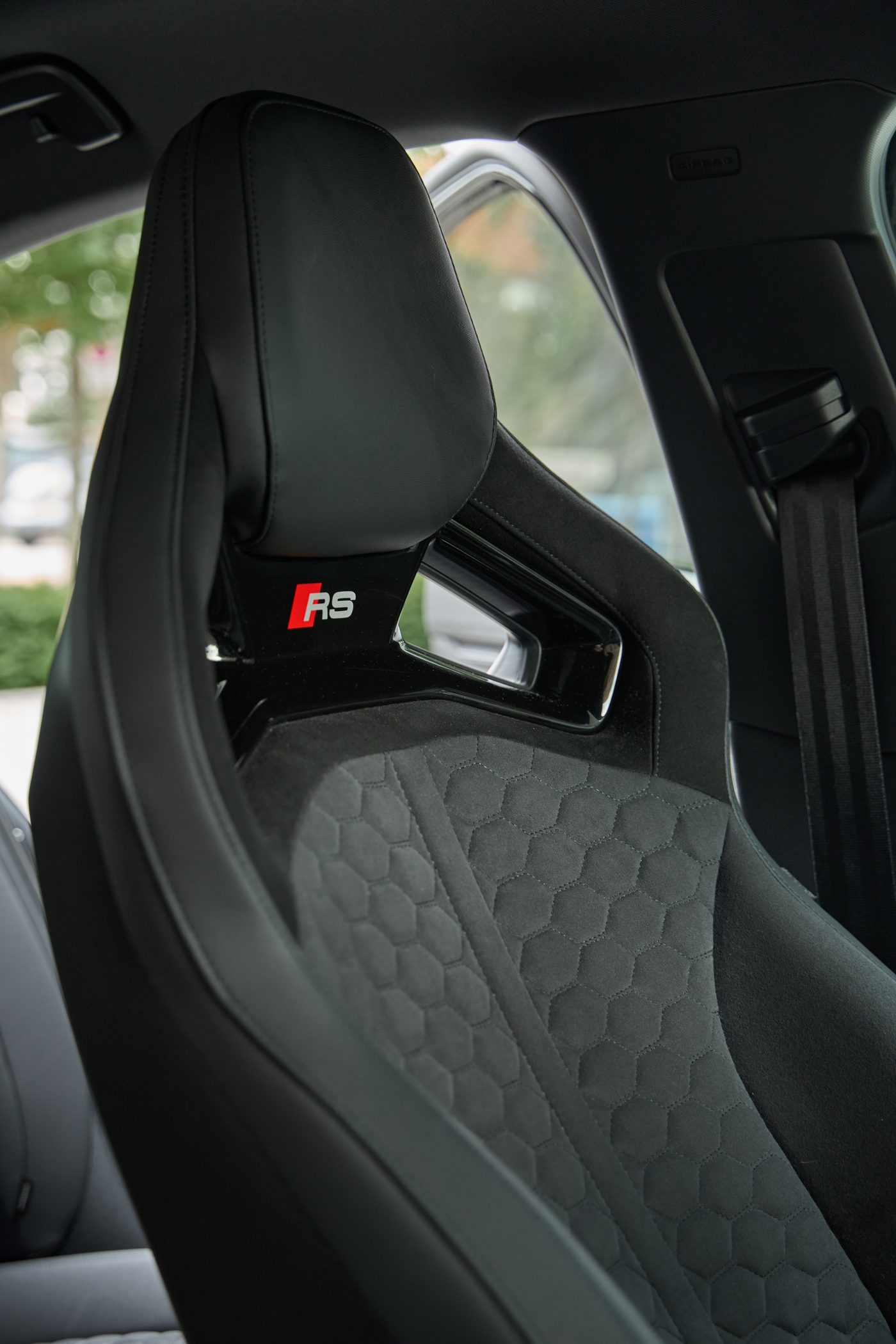 Audi RS3 Sportsitz mit RS-Emblem und Wabensteppung