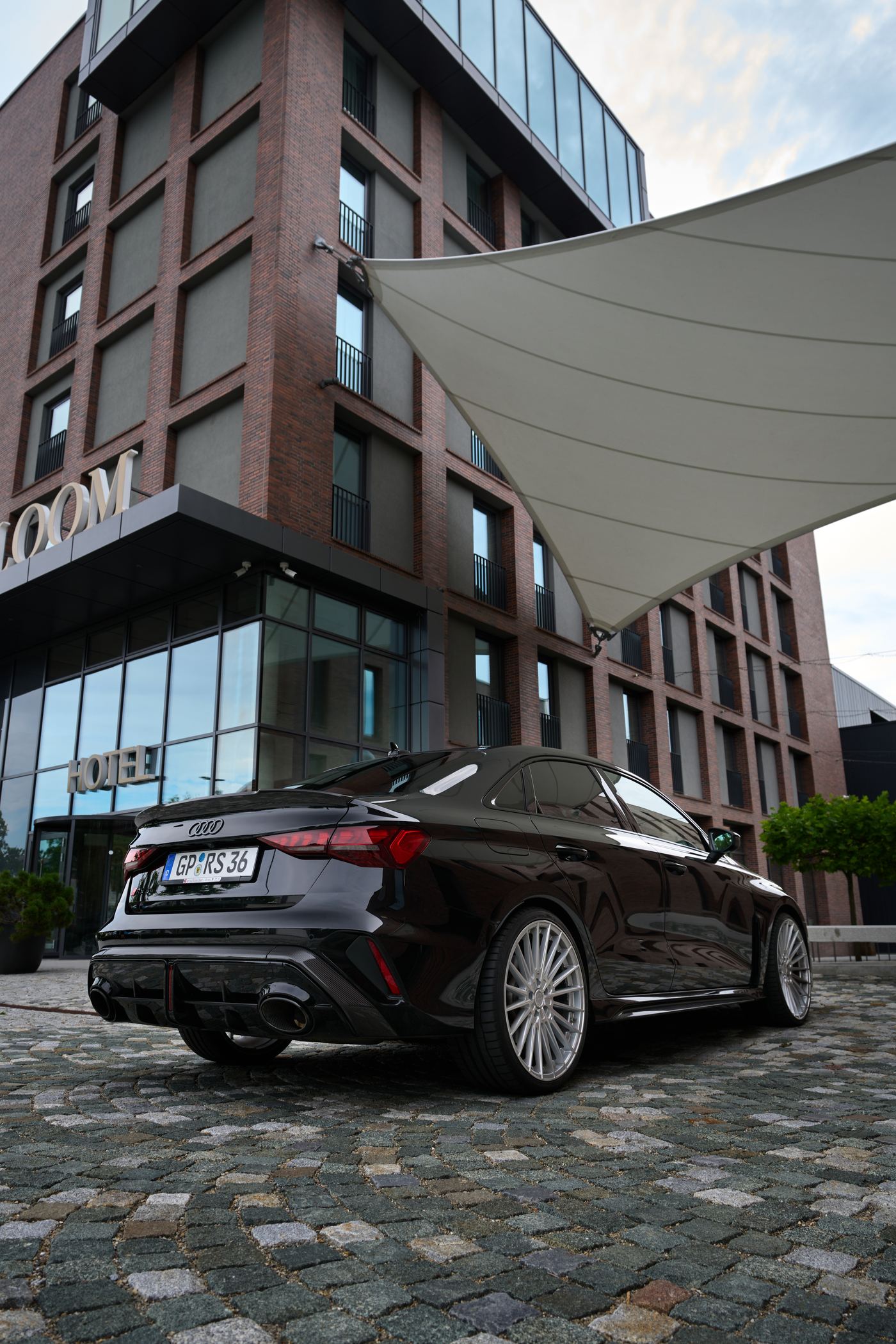 Audi RS3 von schräg hinten rechts – Sportwagen für das Wochenende mieten