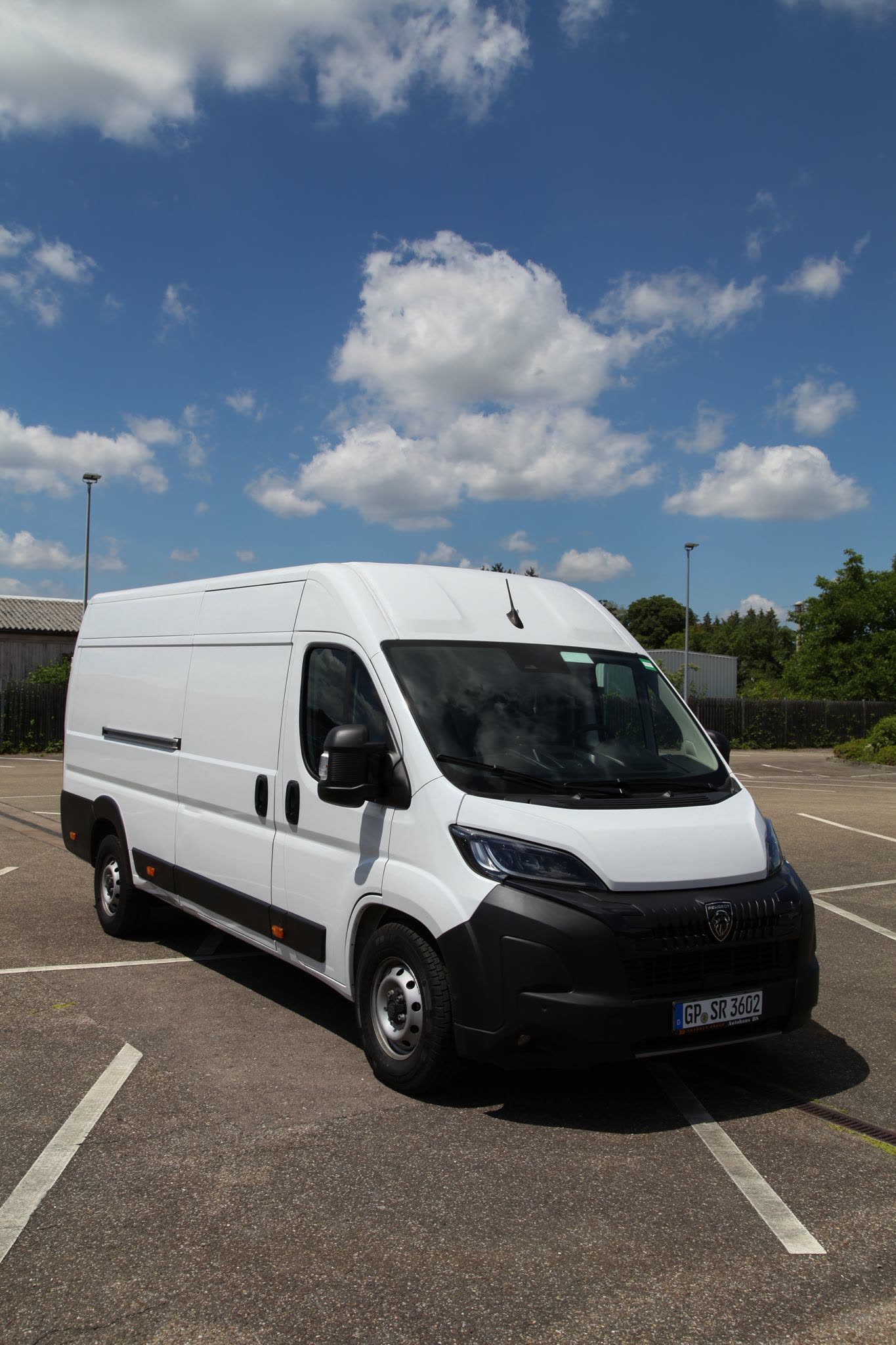 Peugeot Boxer Transporter von schräg vorne – Mietwagen für Umzug und Möbeltransport in Göppingen