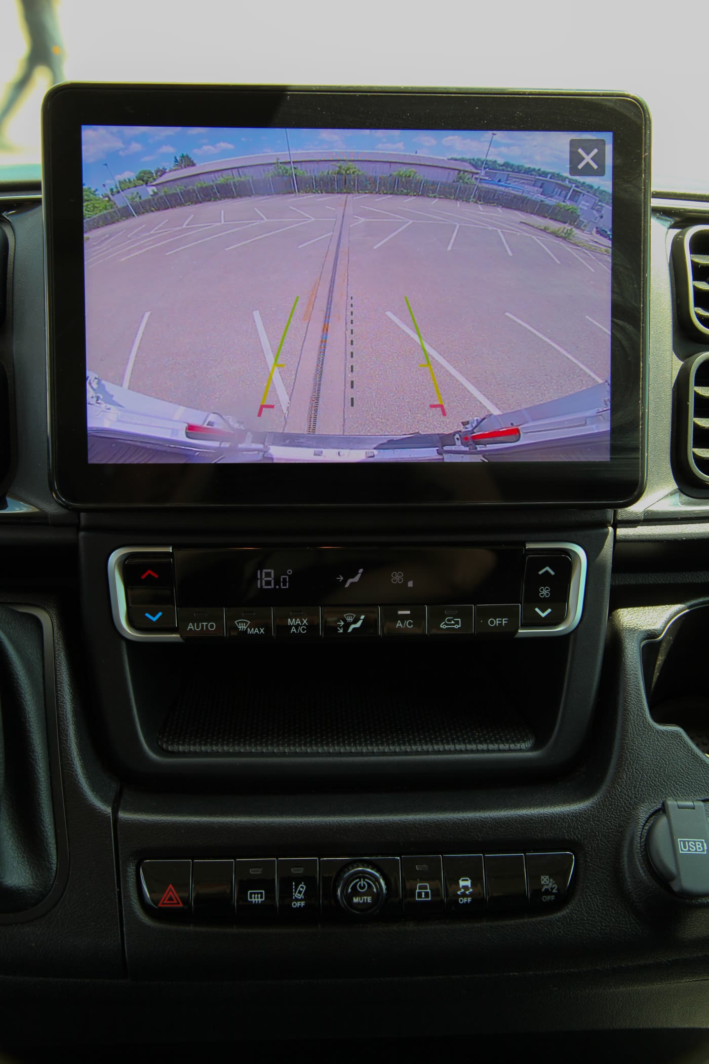 Cockpit des Peugeot Boxer mit Rückfahrkamera auf dem Display – Transporter einfach rangieren