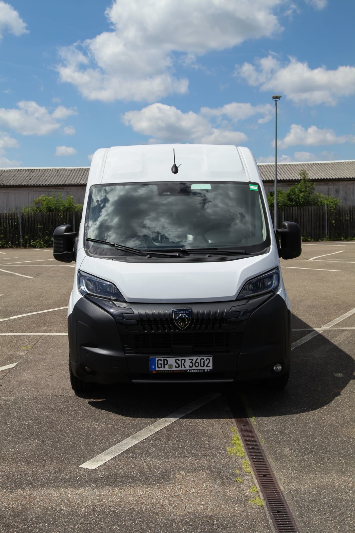 Peugeot Boxer von vorne – weißer Kastenwagen von StaufenRent aus Göppingen