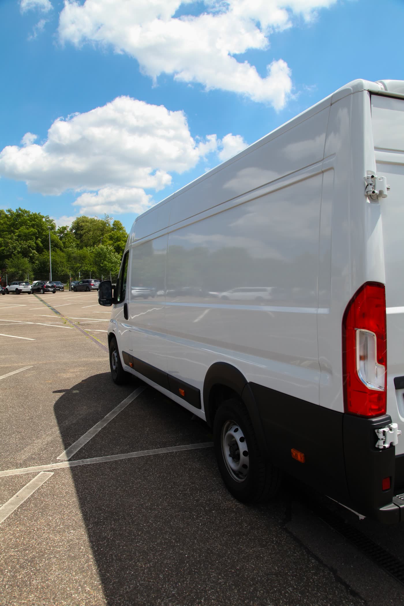 Peugeot Boxer von schräg hinten – Hochdach-Kastenwagen mit Heck-Flügeltüren