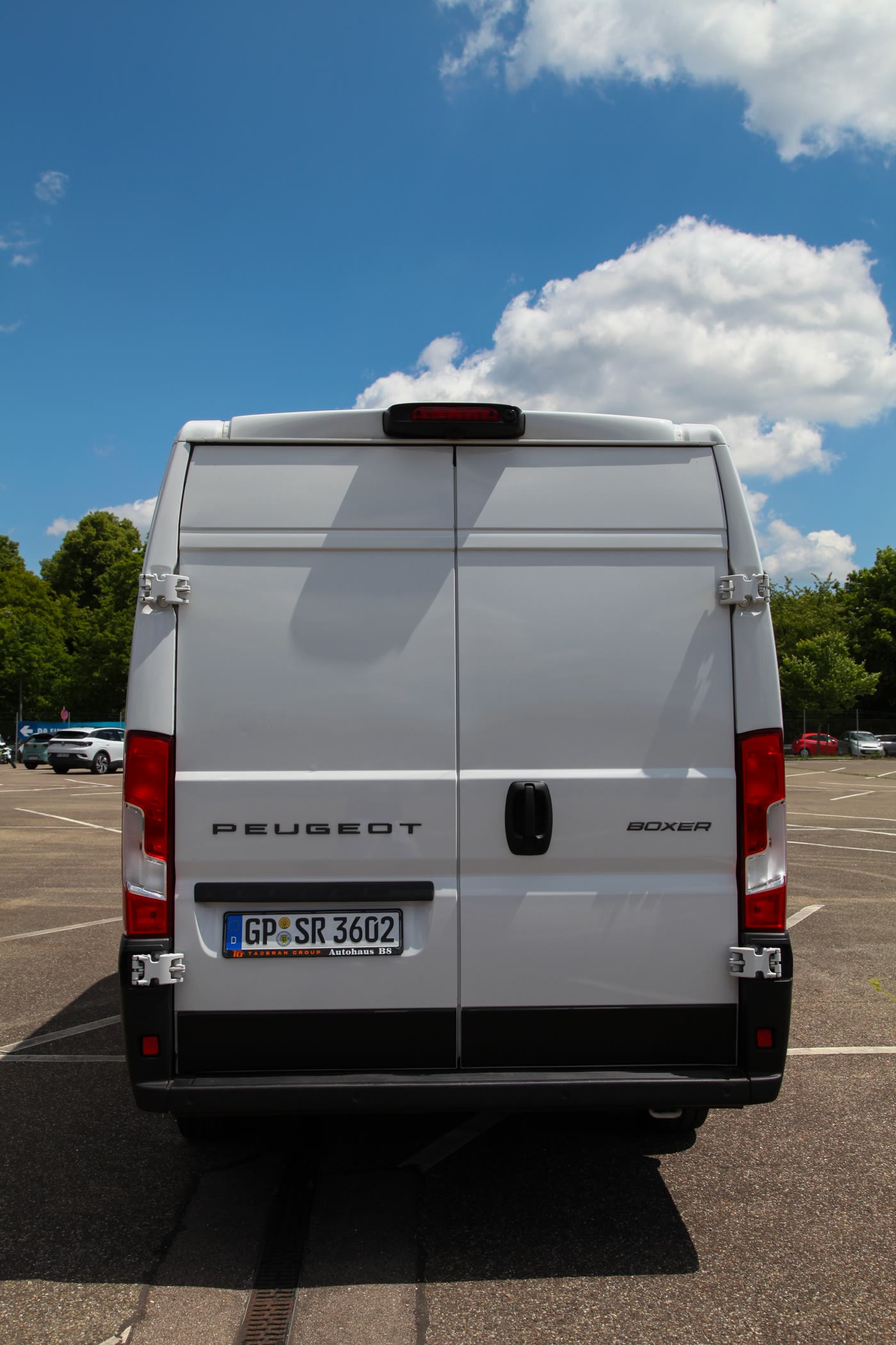 Peugeot Boxer von hinten – geschlossene Heck-Flügeltüren, Transporter mieten Göppingen