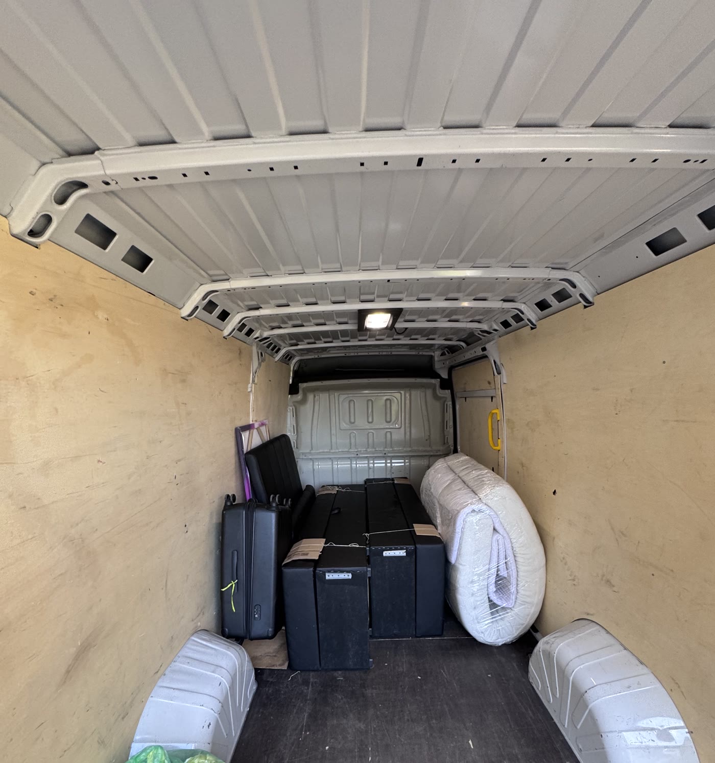 Peugeot Boxer beladen bei einem Umzug – Kisten und Koffer im Laderaum