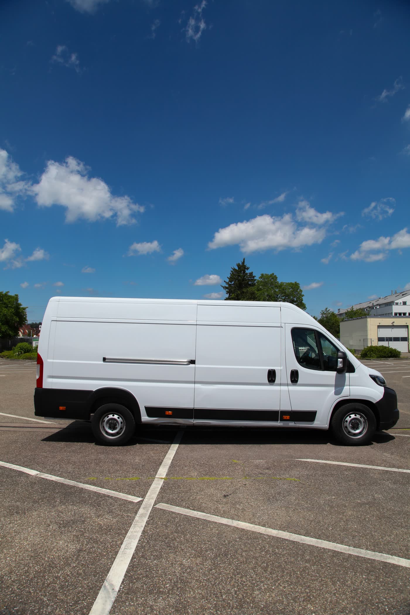 Peugeot Boxer Kastenwagen mieten in Göppingen – weiß mit Hochdach, 4,07 m Ladelänge