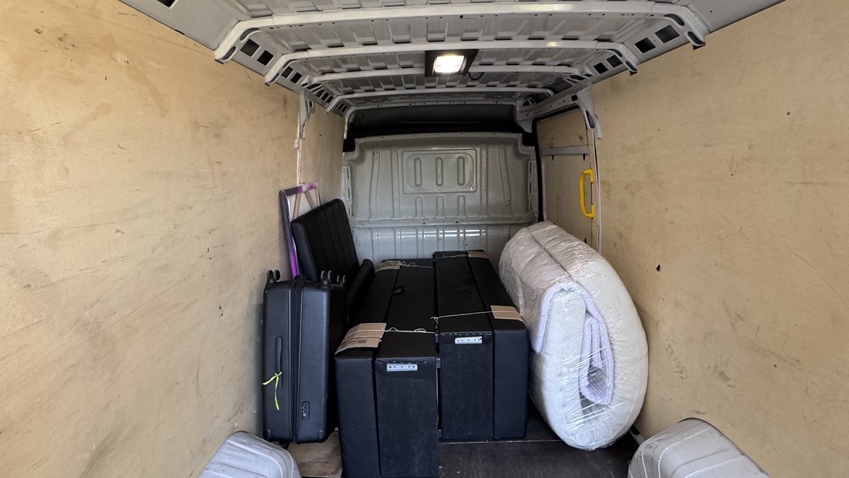 Beladener Transporter von StaufenRent bei einem Umzug in Göppingen – Koffer, Kisten und Matratze im Laderaum
