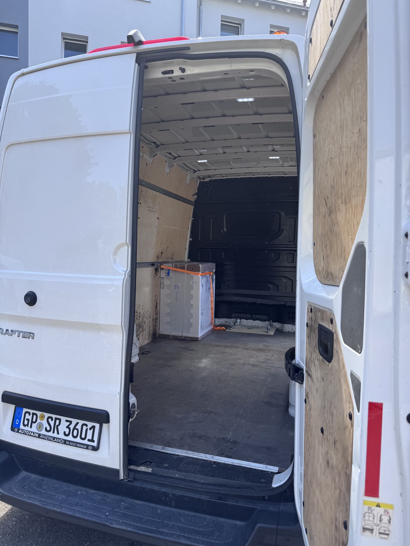 VW Crafter mit geöffneten Heck-Flügeltüren – Laderaum beladen mit Kartons, Transporter mieten Göppingen