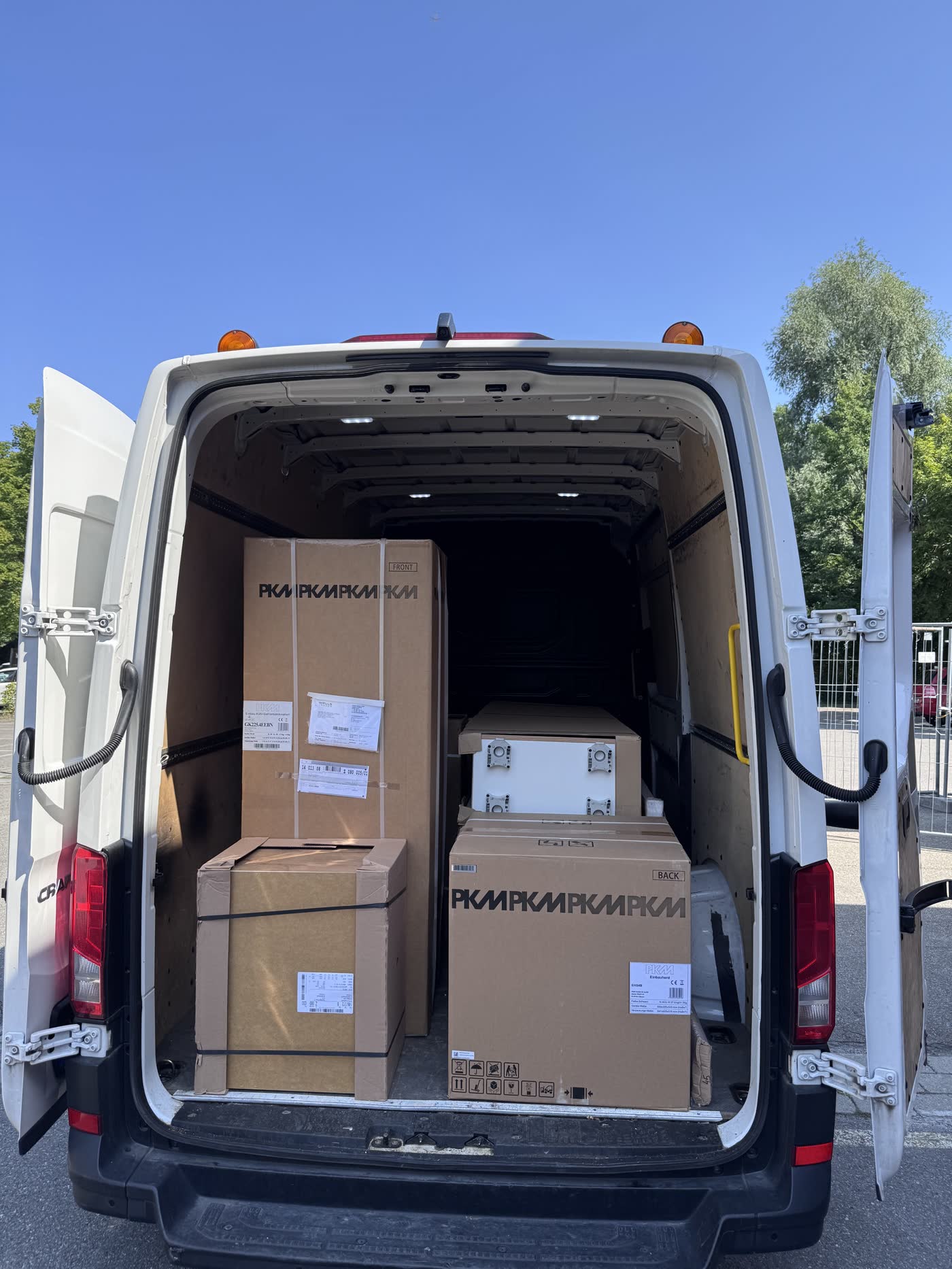 VW Crafter beladen – Küchengeräte und Umzugsgut im Laderaum, Transporter mieten in Göppingen