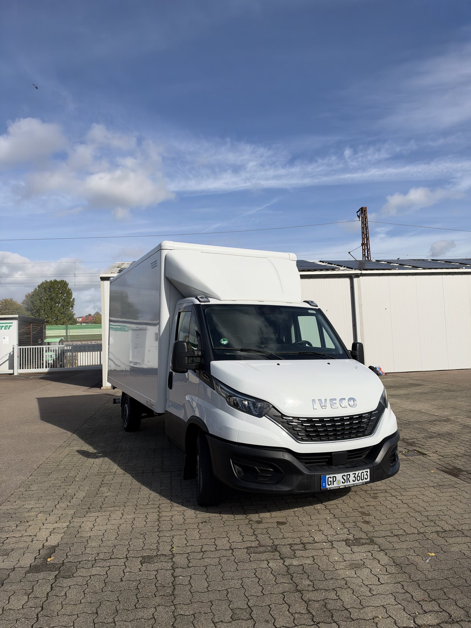 Weißer IVECO Daily 35S14 mit Ladebordwand von vorne
