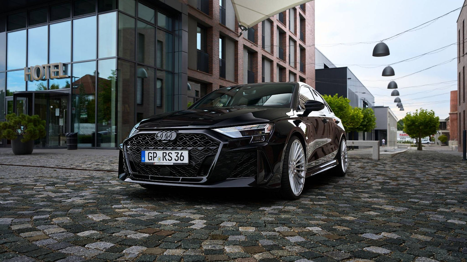 Audi RS3 mieten in Göppingen – schwarze Limousine mit 400 PS