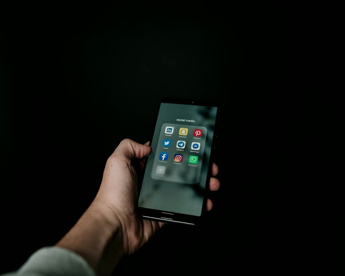 Per WhatsApp oder Anruf Kontakt aufnehmen — StaufenRent