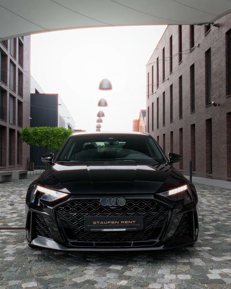 Audi RS3 Sportwagen mieten in Göppingen — schwarze Limousine mit 400 PS